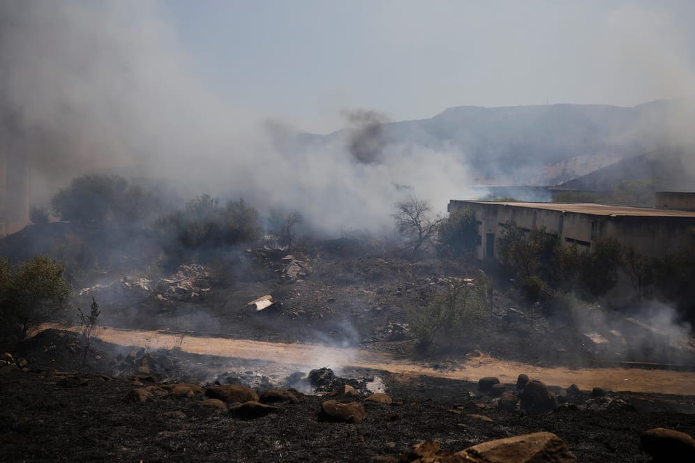 Rauch über israelischen Feldern nach einem Raketenangriff: Auf die Bombardierung aus dem Libanon reagierte das Land mit dem Einsatz von Granaten.