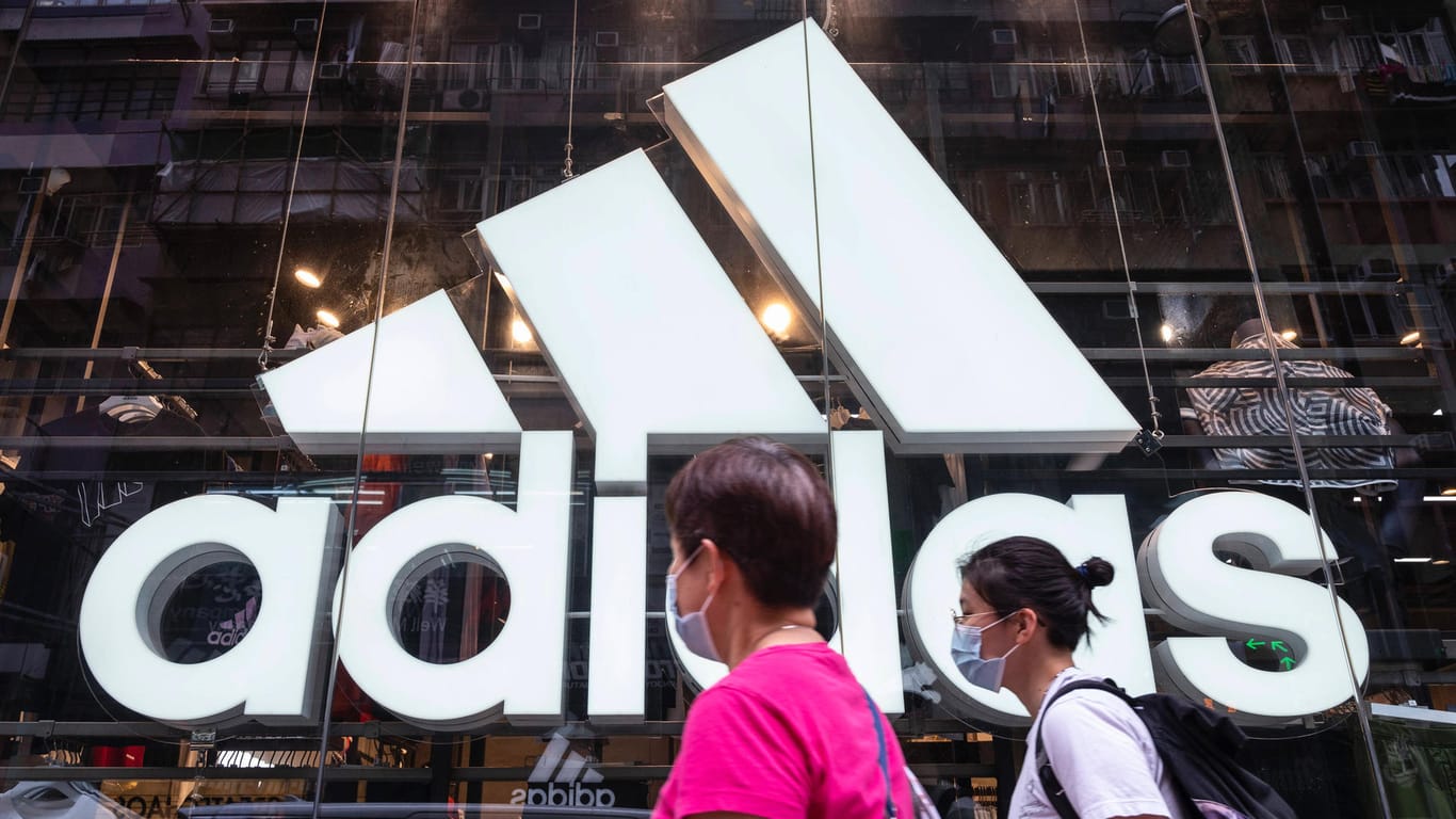 Ein Adidas-Laden (Symbolbild): Der Sportartikelhersteller hat parallel zu Siemens und anderen Firmen gute Zahlen vorgelegt.