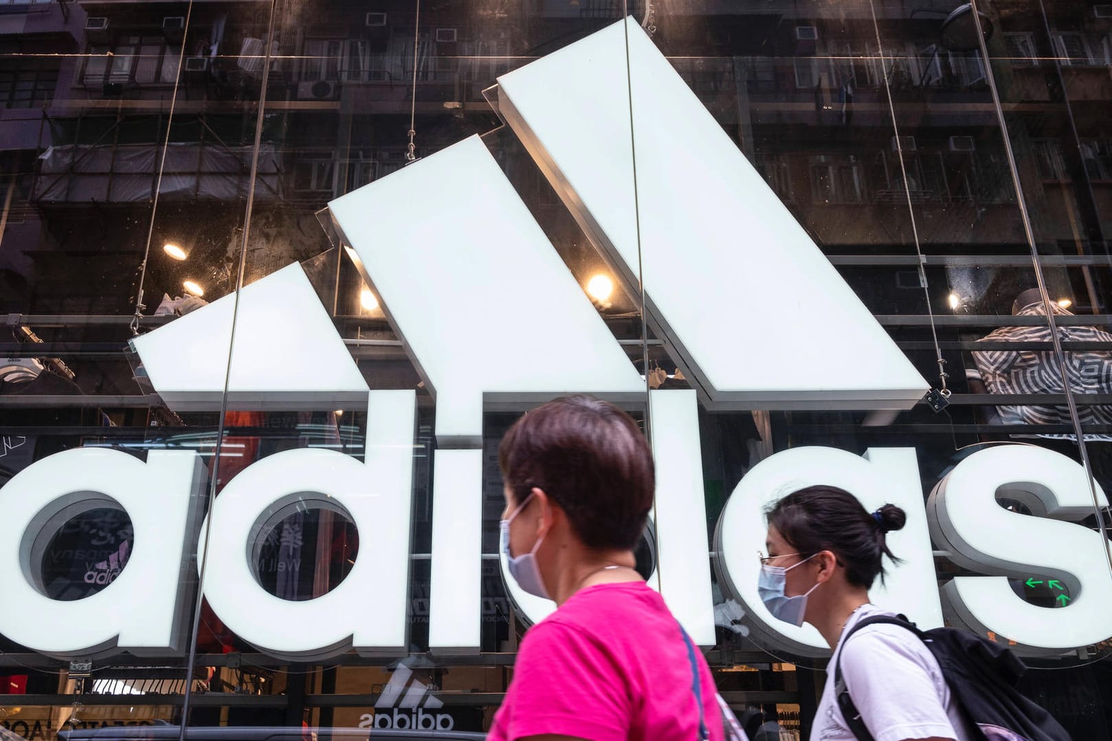 Ein Adidas-Laden (Symbolbild): Der Sportartikelhersteller hat parallel zu Siemens und anderen Firmen gute Zahlen vorgelegt.