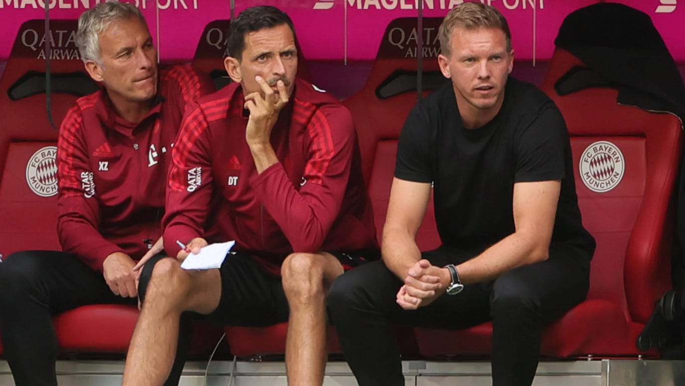 Den nächsten Gegner im Blick: Bayern-Trainer Julian Nagelsmann (r.).