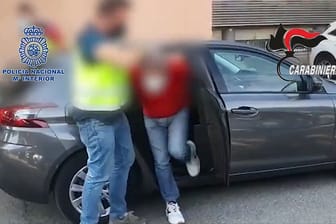 Spanische Polizei bei der Festnahme eines Mafiabosses: Der Italiener wurde bereits 2005 zu 30 Jahren Haft verurteilt.