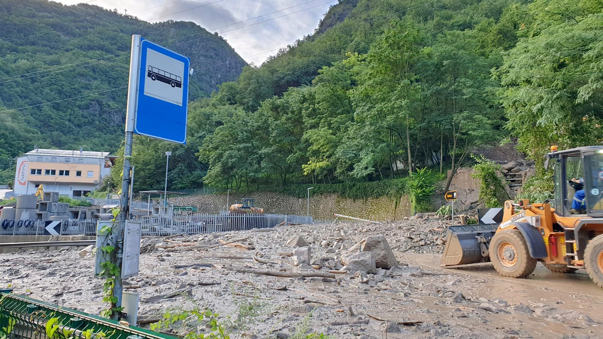 Italien, Südtirol: Straßen wurden von Schlamm und Geröll verschüttet.