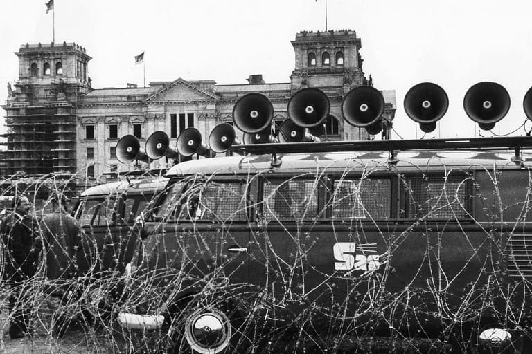 Lautsprecherwagen des "Studios am Stacheldraht": Nach dem Bau der Mauer lieferten sich BRD und DDR ein akustisches Duell.