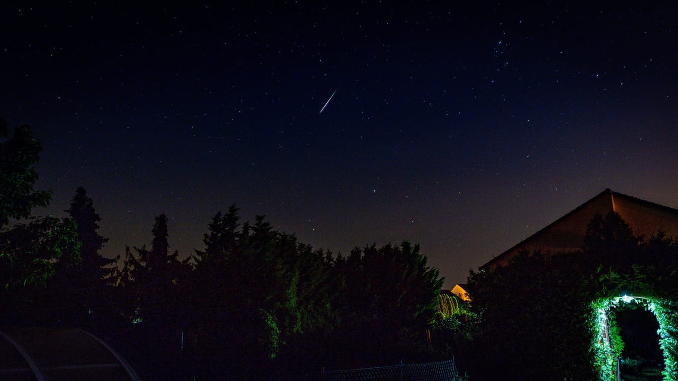 Sternschnuppen der Perseiden: Im August sind die Perseiden am Himmel über Deutschland zu sehen. Sie tauchen im Sternbild Perseus auf.