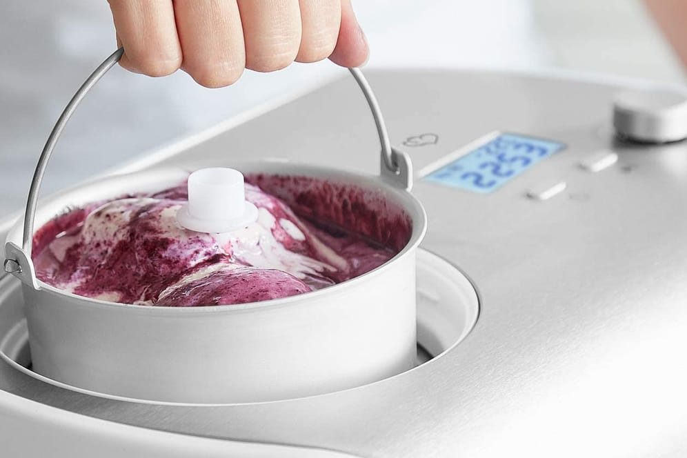 Mit einer Eismaschine kann man zu Hause ganz leicht und schnell leckeres Speiseeis selbst herstellen.