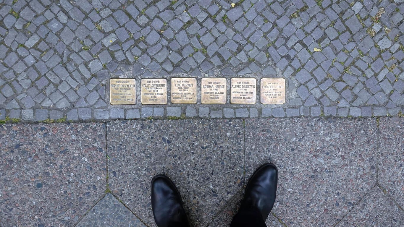 Stolpersteine zum Andenken an die Opfer der Diktatur im Nationalsozialismus (Symbolbild): Erneut haben Unbekannte in Bremen solche Gedenkstellen mit Nazi-Symbolik beschmiert.