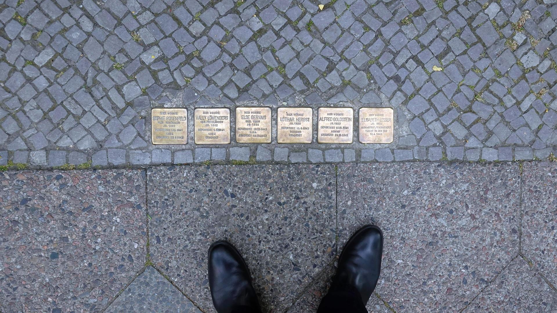 Stolpersteine zum Andenken an die Opfer der Diktatur im Nationalsozialismus (Symbolbild): Erneut haben Unbekannte in Bremen solche Gedenkstellen mit Nazi-Symbolik beschmiert. Stolpersteine zum Andenken an die Opfer der Diktatur im Nationalsozialismus (Symbolbild): Erneut haben Unbekannte in Bremen solche Gedenkstellen mit Nazi-Symbolik beschmiert.