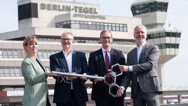Symbolische Schlüsselübergabe in Tegel Symbolische Schlüsselübergabe in Tegel
