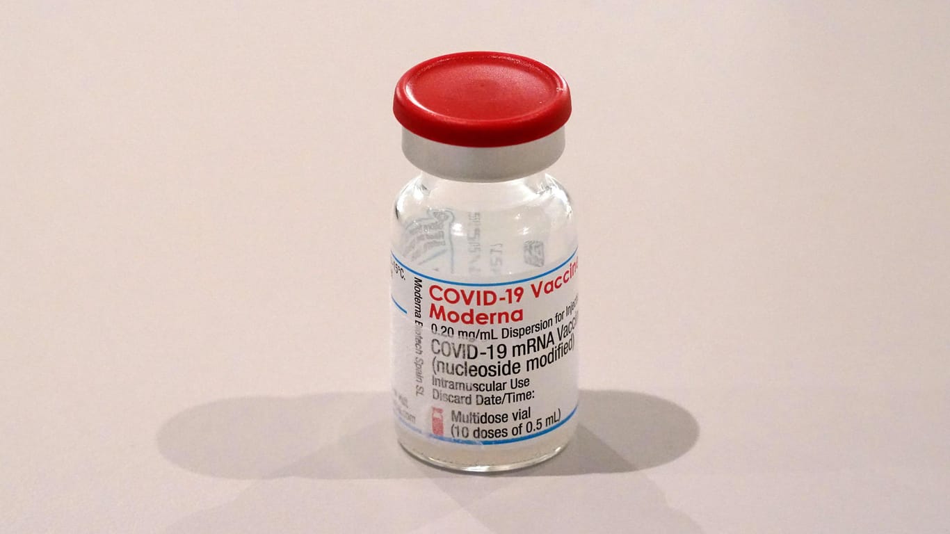 Eine Fläschchen mit Moderna-Impfstoff: Der Hersteller verdient in der Corona-Pandemie Milliarden.