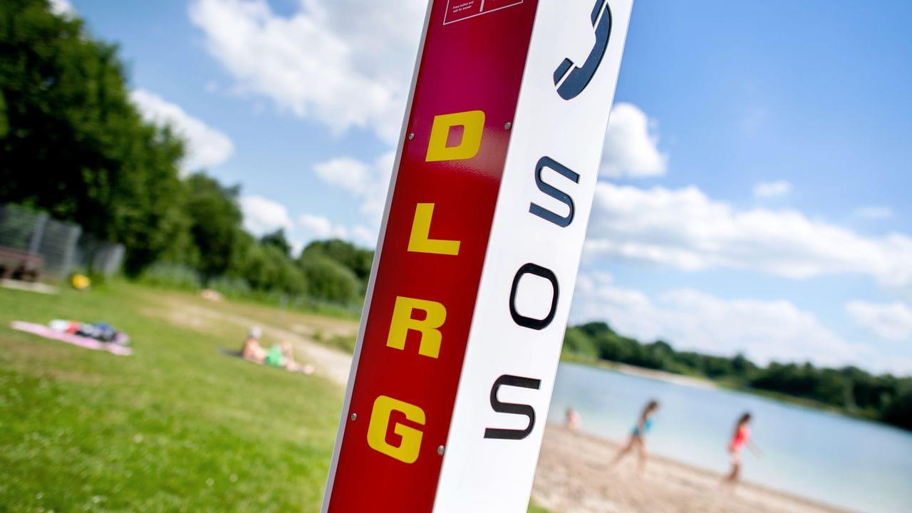 Eine Notrufsäule der DLRG steht an einem Badesee im niedersächsischen Moormerland.