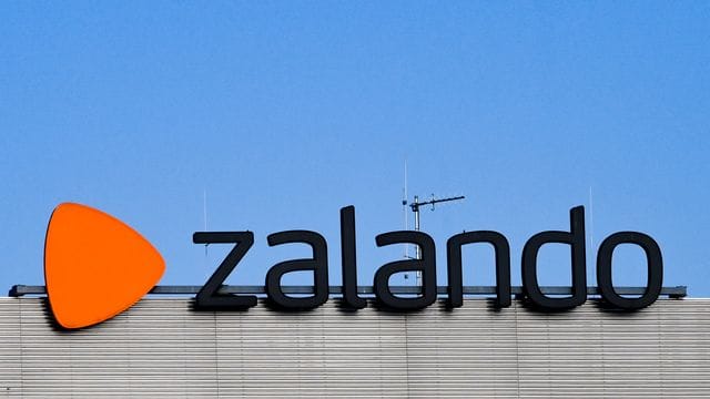 Onlinehändler Zalando profitiert von den veränderten Einkaufsgewohnheiten vieler Kunden. Onlinehändler Zalando profitiert von den veränderten Einkaufsgewohnheiten vieler Kunden.