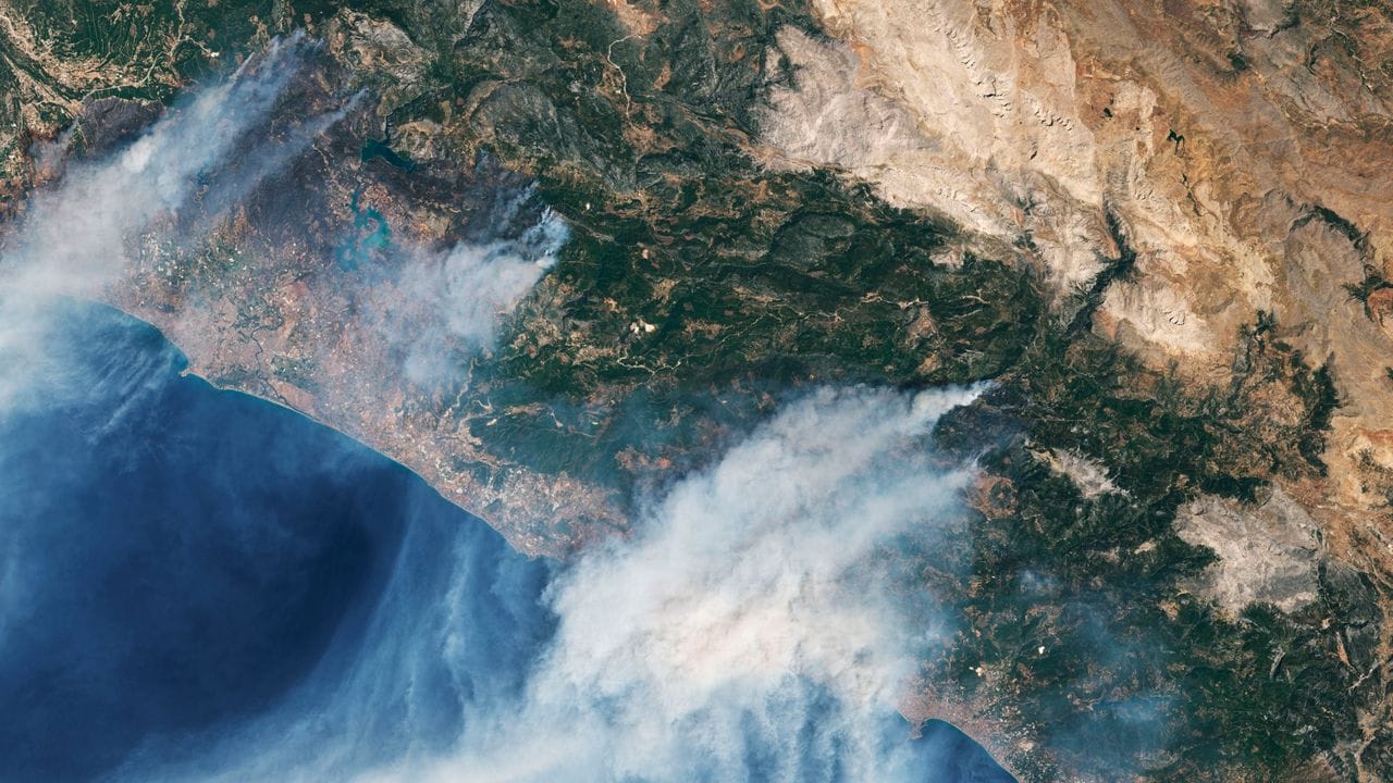Die Nasa-Satellitenaufnahme zeigt mehrere Waldbrände an der Mittelmeerküste der Türkei.