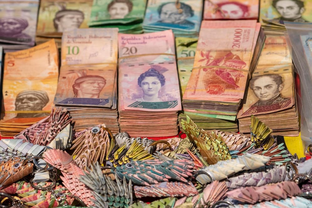 Buntes Papier: Die venezolanische Währung hat in der Hyperinflation extrem an Wert verloren.
