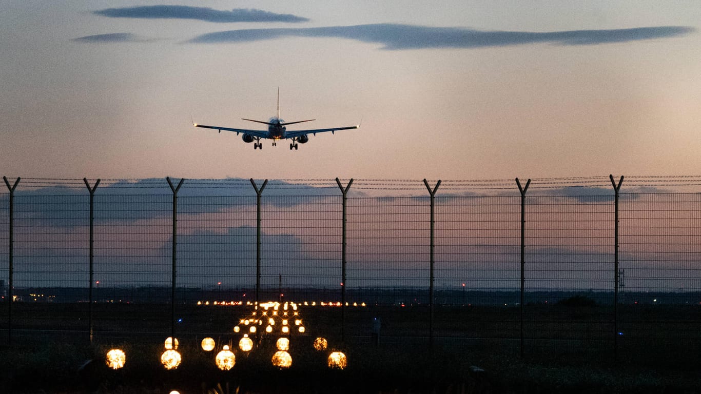 Flugzeug (Symbolbild): Bei einem Pilotprojekt erhielten Passagiere direkt nach der Ankunft am Flughafen ihr Testergebnis.