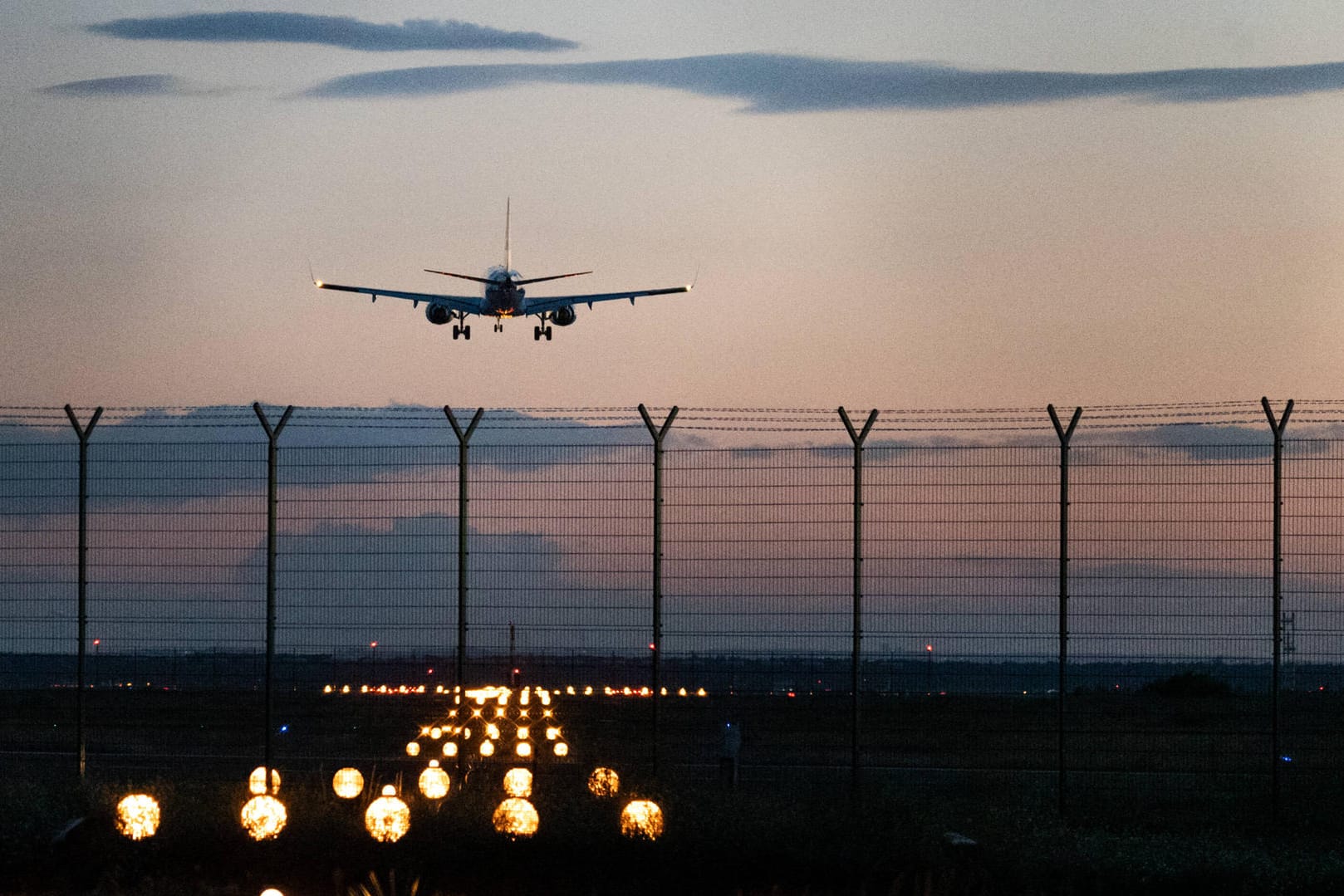 Flugzeug (Symbolbild): Bei einem Pilotprojekt erhielten Passagiere direkt nach der Ankunft am Flughafen ihr Testergebnis.