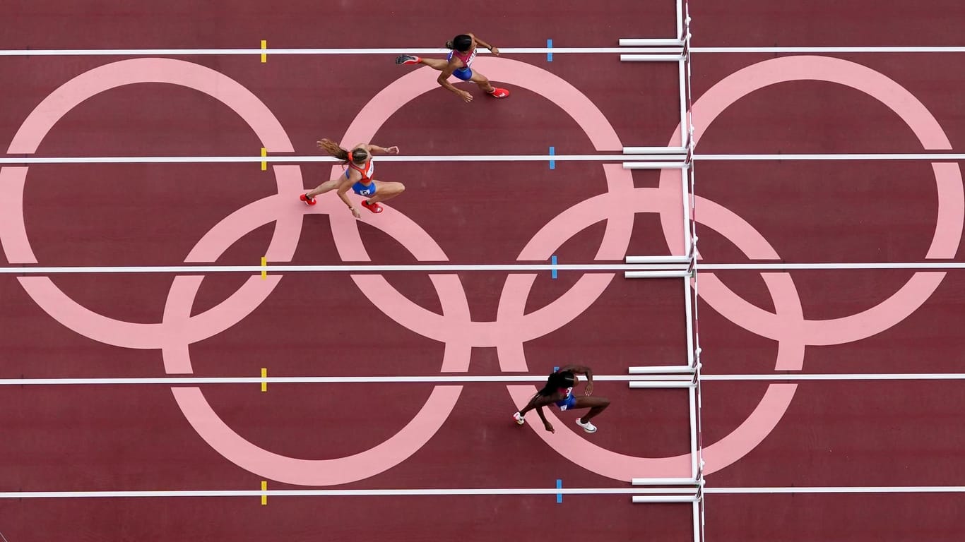 Die Laufbahn im Tokioter Olympiastadion (hier während des Goldlaufs von Sydney McLaughlin, o.) gilt als eine der schnellsten der Welt.