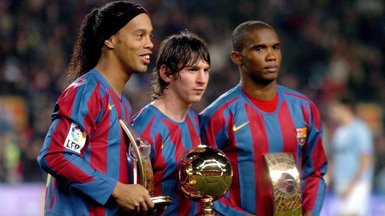 Messi steht 2005 als "Golden Boy", bester U-21-Spieler der europäischen Ligen, zwischen Weltfußballer Ronaldinho (l) und Samuel Eto'o.