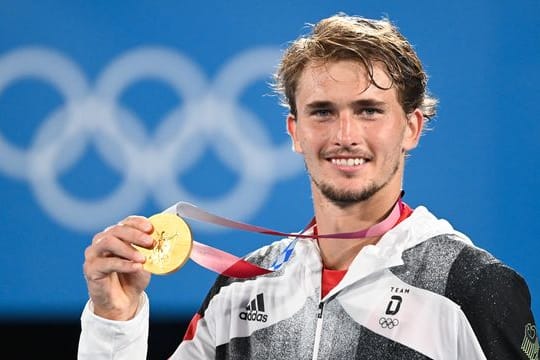 Hat seine Teilnahme am ATP-Turnier in Tornto abgesagt: Alexander Zverev mit seiner Goldmedaille.