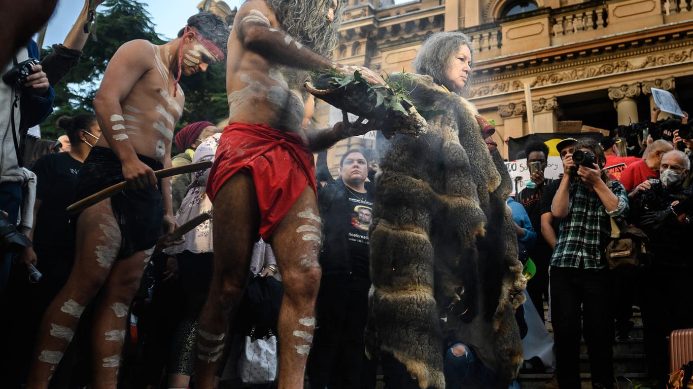 Australiens First Peoples bei einem Protest in Sydney 2020: Die australische Politik der Assimilation untersagte es den Ureinwohnern, ihre eigene Sprache zu sprechen oder ihre Kultur zu leben (Archivbild).