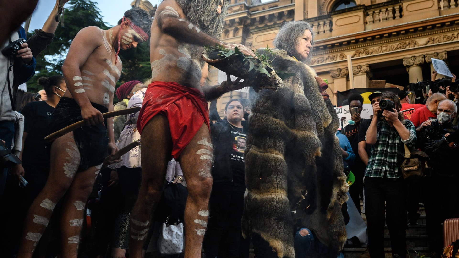 Australiens First Peoples bei einem Protest in Sydney 2020: Die australische Politik der Assimilation untersagte es den Ureinwohnern, ihre eigene Sprache zu sprechen oder ihre Kultur zu leben (Archivbild). Australiens First Peoples bei einem Protest in Sydney 2020: Die australische Politik der Assimilation untersagte es den Ureinwohnern, ihre eigene Sprache zu sprechen oder ihre Kultur zu leben (Archivbild).