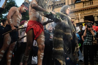 Australiens First Peoples bei einem Protest in Sydney 2020: Die australische Politik der Assimilation untersagte es den Ureinwohnern, ihre eigene Sprache zu sprechen oder ihre Kultur zu leben (Archivbild).