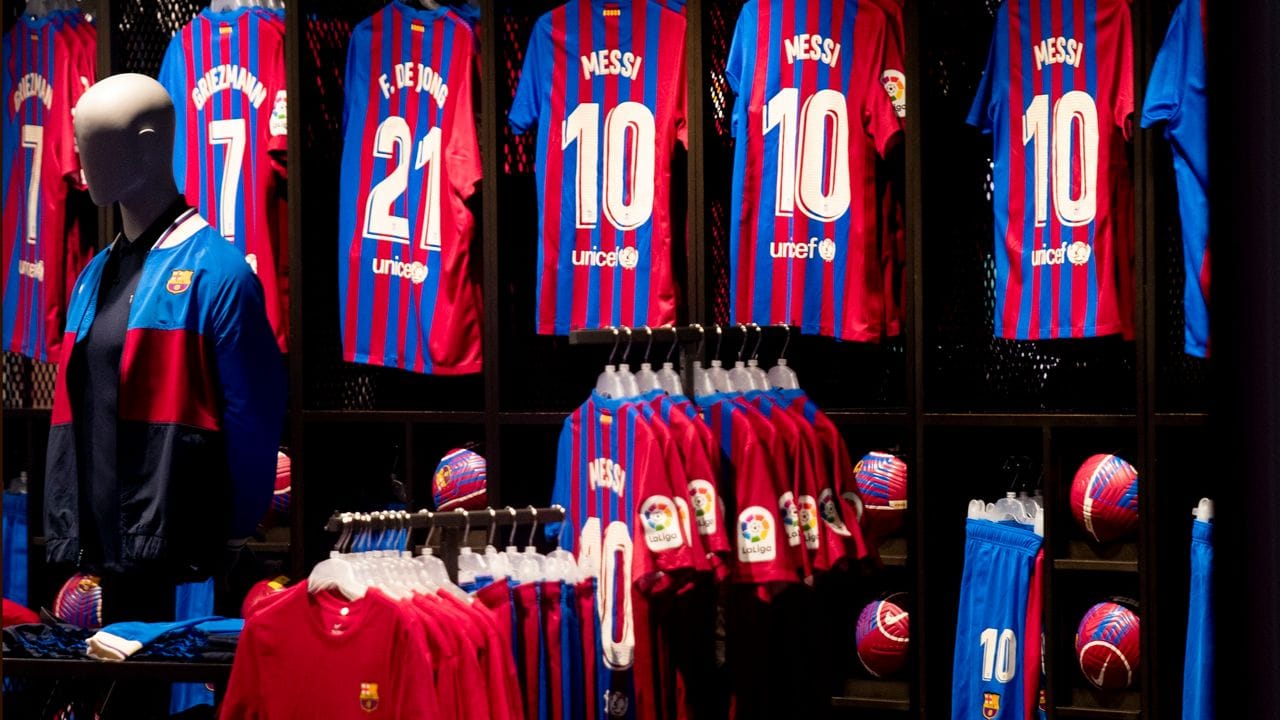 Die Fußballtrikots von Lionel Messi im Fanartikelgeschäft des FC Barcelona werden wohl bald Restposten sein.