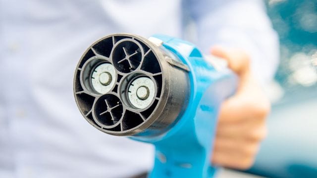 Rüssel unter Strom: Das Aufladen von E-Autos fühlt sich in einigen Momenten nicht viel anders an, als das Tanken beim konventionellen Verbrenner. Rüssel unter Strom: Das Aufladen von E-Autos fühlt sich in einigen Momenten nicht viel anders an, als das Tanken beim konventionellen Verbrenner.