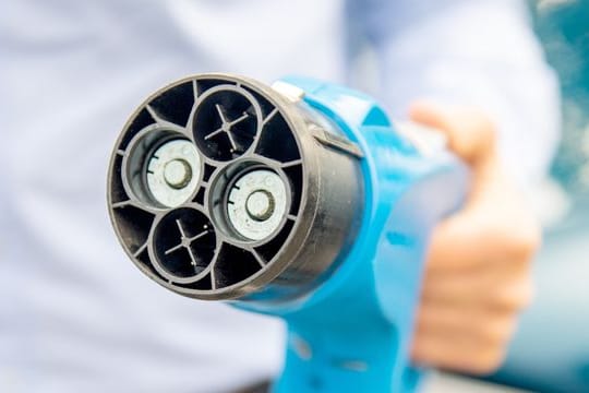 Rüssel unter Strom: Das Aufladen von E-Autos fühlt sich in einigen Momenten nicht viel anders an, als das Tanken beim konventionellen Verbrenner.