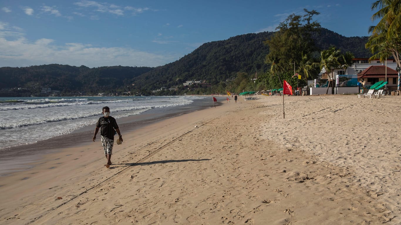Ein Strand auf Phuket (Symbolbild): Eine 57-jährige Frau aus der Schweiz wurde tot auf der Urlaubsinsel aufgefunden.
