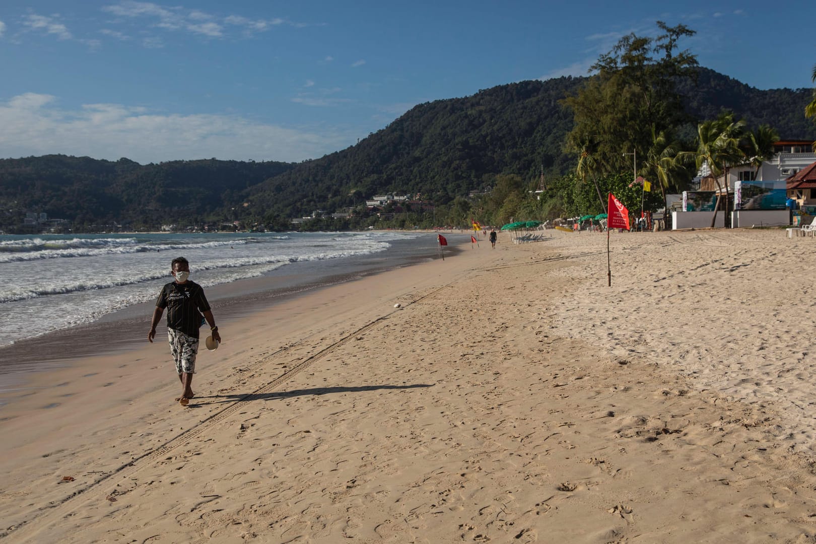 Ein Strand auf Phuket (Symbolbild): Eine 57-jährige Frau aus der Schweiz wurde tot auf der Urlaubsinsel aufgefunden.