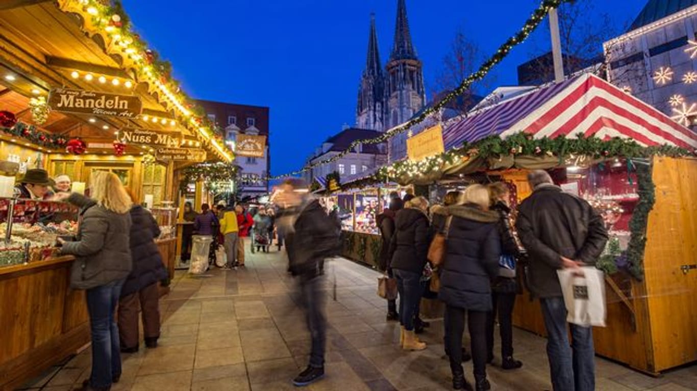 Blick auf den Weihnachtsmarkt: In mehreren bayerischen Städten wird schon rege an der Durchführung von Weihnachtsmärkten geplant.