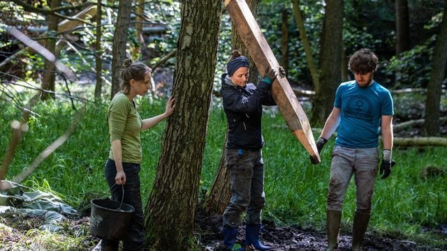 Freiwillige helfen bei der WIedervernässung einer Moorfläche