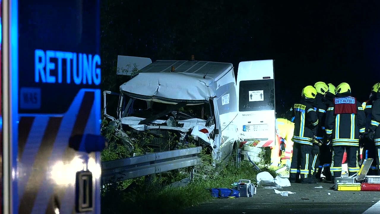 Schwerer Unfall auf der A2 bei Oberhausen: Der Fahrer des Sprinters wurde in seinem Fahrzeug eingeklemmt und musste befreit werden. Schwerer Unfall auf der A2 bei Oberhausen: Der Fahrer des Sprinters wurde in seinem Fahrzeug eingeklemmt und musste befreit werden.