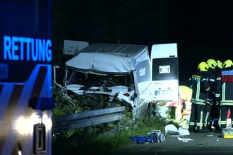 Schwerer Unfall auf der A2 bei Oberhausen: Der Fahrer des Sprinters wurde in seinem Fahrzeug eingeklemmt und musste befreit werden.