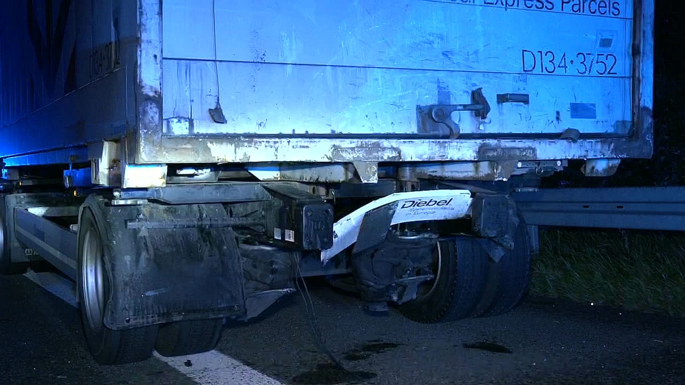 Schwerer Unfall auf der A2 bei Oberhausen: Die Schäden am Gliederzug sind minimal.