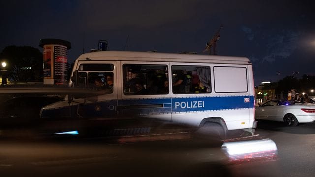 Ein Polizeiwagen steht unweit des James Simon Park