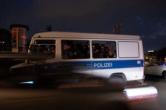 Ein Polizeiwagen steht unweit des James Simon Park