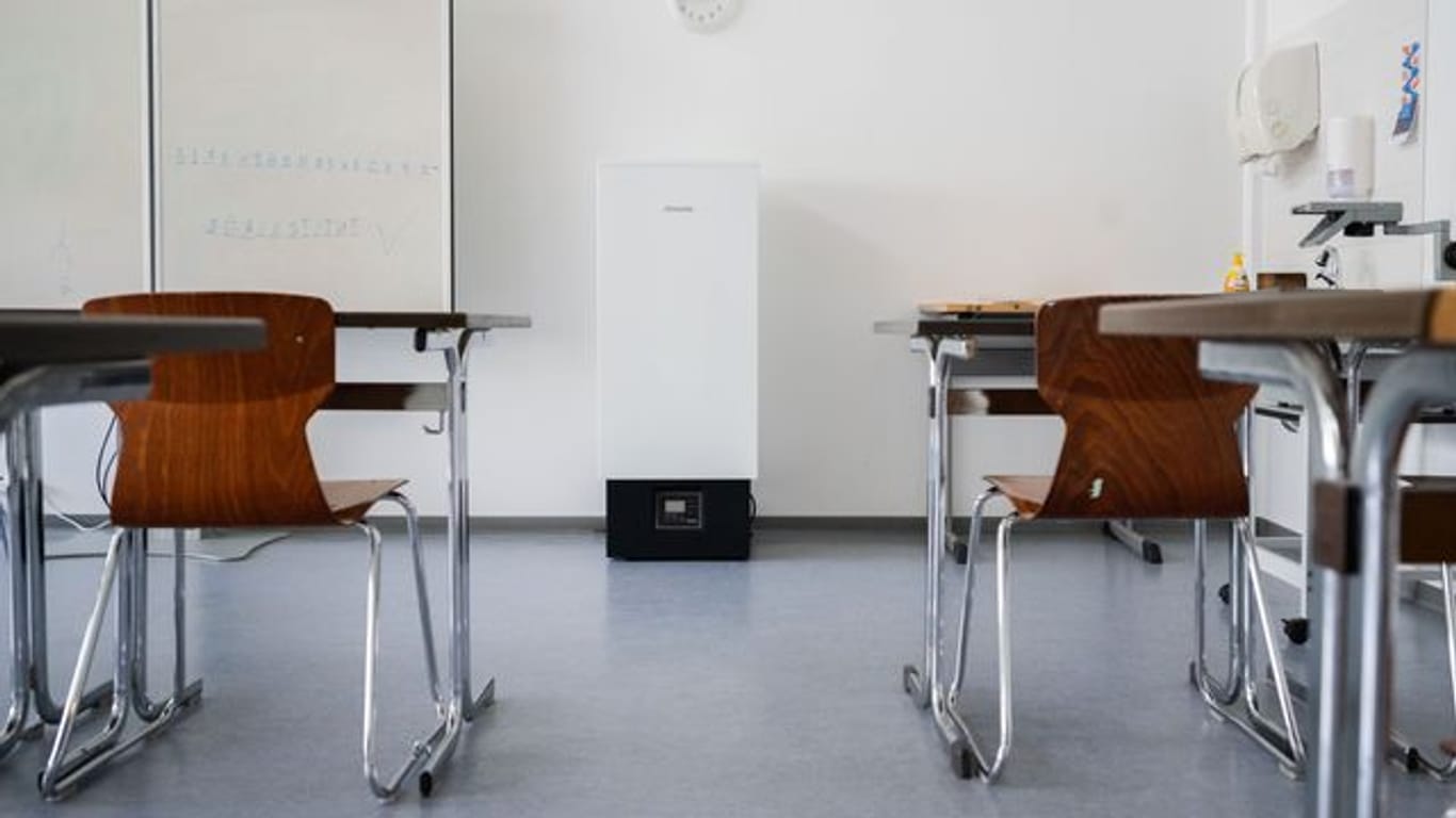 Ein Luftfilter der Firma Miele steht in einem Klassenraum