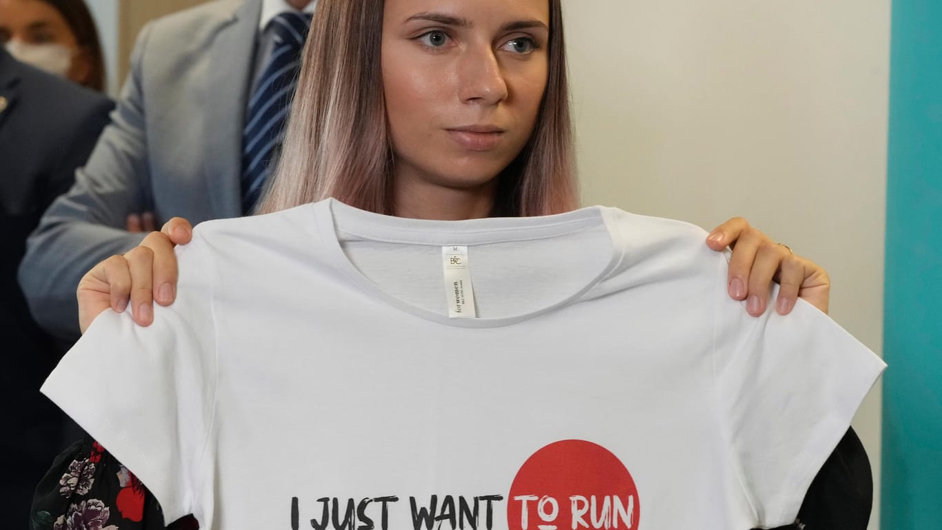 Kristina Timanowskaja: Die 24-Jährige hält ein T-Shirt hoch mit der Aufschrift "Ich will doch nur laufen".
