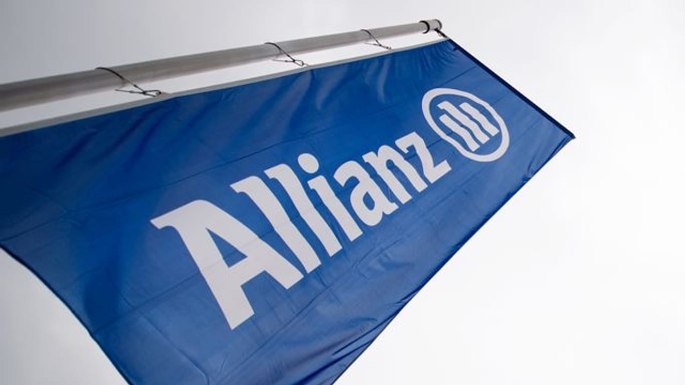 Eine Fahne mit dem Logo und dem Schriftzug der Allianz