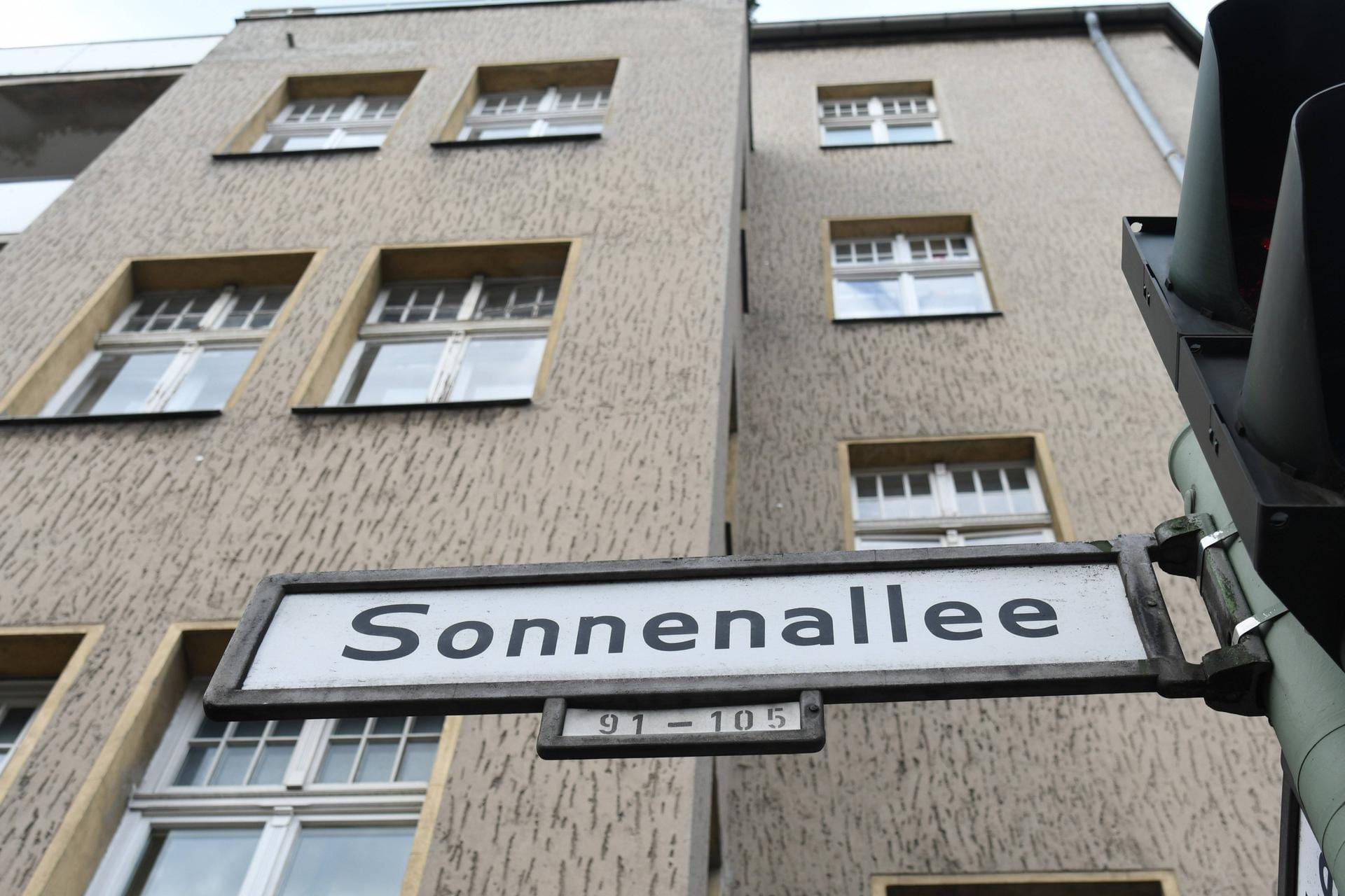 Straßenschild Sonnenallee: Aus einem Auto heraus sollen Schüsse gefallen sein, ein Mann wurde verletzt.