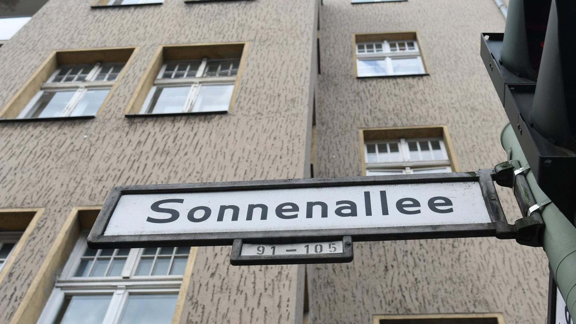 Straßenschild Sonnenallee: Aus einem Auto heraus sollen Schüsse gefallen sein, ein Mann wurde verletzt.