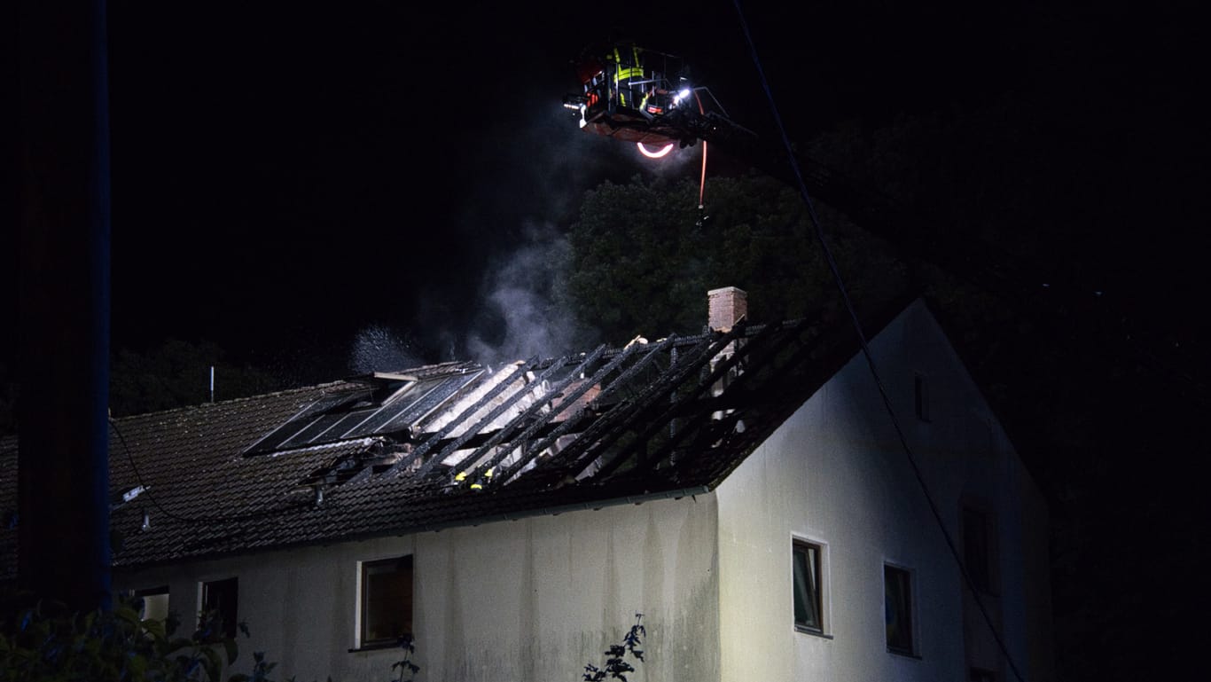 Dachstuhlbrand in Frankfurt: 25 Personen mussten ihre Wohnungen verlassen.