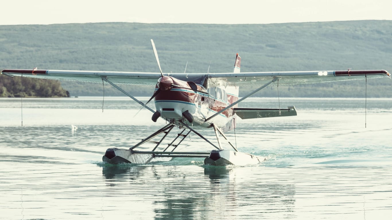 Ein Wasserflugzeug in Alaska (Symbolbild): Bei einem Absturz eines Wasserflugzeugs im Südosten des US-Bundesstaats sind sechs Touristen ums Leben gekommen.