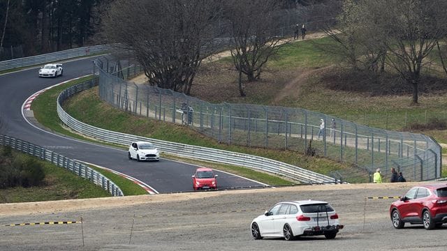 Belustigung am "Brünnchen": Zum gleichnamigen Streckenabschnitt der Nordschleife zieht es Zuschauer, die beobachten können, wie es den einen oder anderen "Hobby-Hamiliton" von der Ideallinie abbringt.