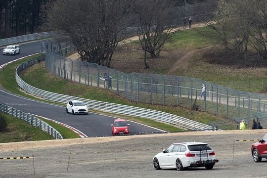 Belustigung am "Brünnchen": Zum gleichnamigen Streckenabschnitt der Nordschleife zieht es Zuschauer, die beobachten können, wie es den einen oder anderen "Hobby-Hamiliton" von der Ideallinie abbringt.