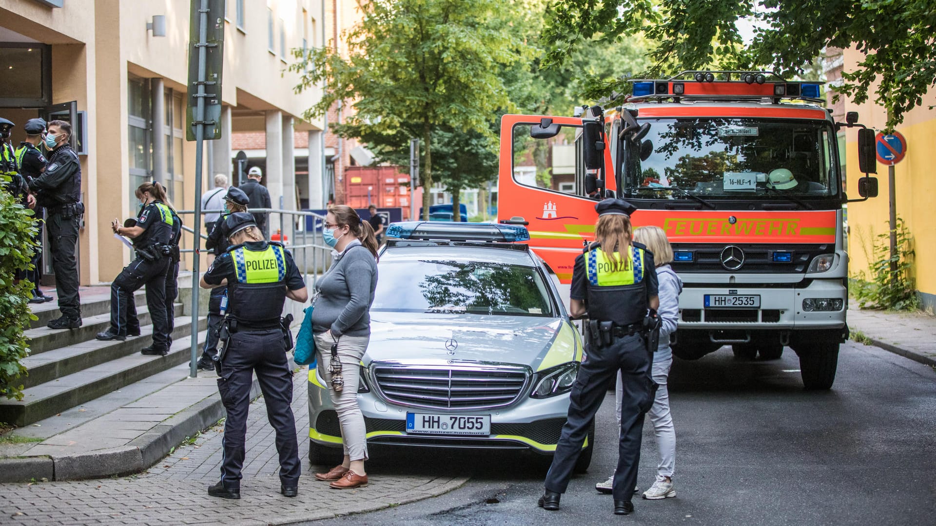 Einsatz an einem Hotel in Ohlsdorf: Zwei Männer wurden bei einem Sturz aus dem Fenster teils schwer verletzt. Einsatz an einem Hotel in Ohlsdorf: Zwei Männer wurden bei einem Sturz aus dem Fenster teils schwer verletzt.
