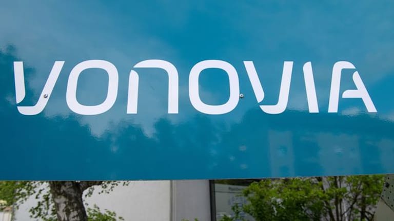 Der Name des Immobilienkonzerns "Vonovia" steht auf einem Schild (Symbolbild): Der Immobilienkonzern plant einen weiteren Übernahmeversuch der Deutsche Wohnen.