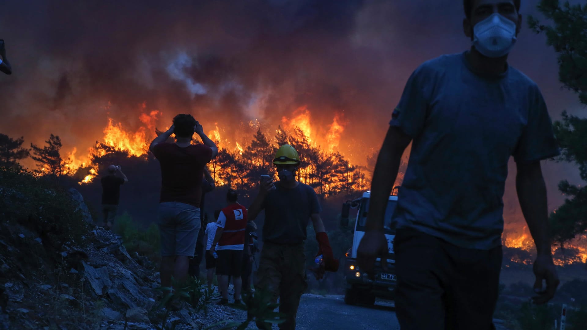 Die Einsatzkräfte kämpfte dort stundenlang gegen die Flammen. Nach Behördenangaben konnte der Brand am Donnerstag nach elf Stunden eingedämmt werden.
