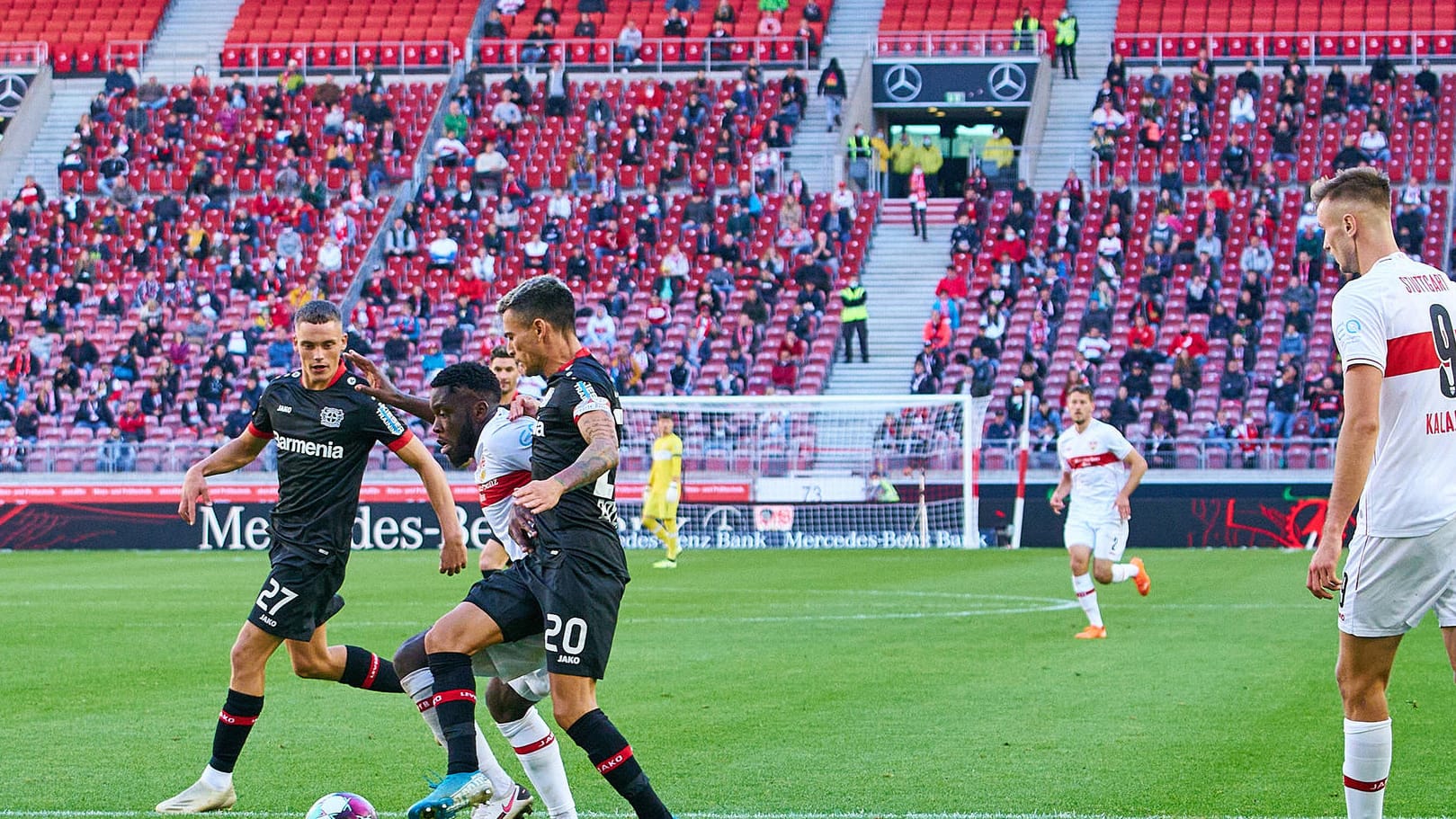 Fans bei einem Spiel des VfB Stuttgart (Symbolbild): Wenn es nach Gesundheitsminister Lucha ginge, dürften bald nur noch Geimpfte ins Stadion. Fans bei einem Spiel des VfB Stuttgart (Symbolbild): Wenn es nach Gesundheitsminister Lucha ginge, dürften bald nur noch Geimpfte ins Stadion.